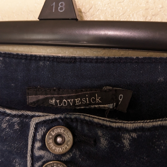 Skinny acid wash denim jeans with skull grommet and dual button zipper fly - Picture 6 of 9